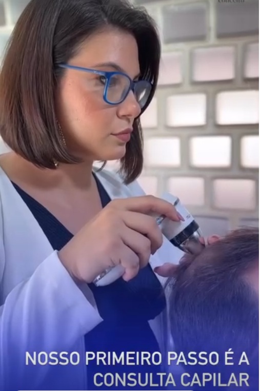 Profissional realizando consulta capilar com dermatoscópio